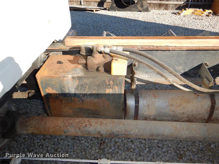 image for item DD8938 1999 International 4700 grain truck