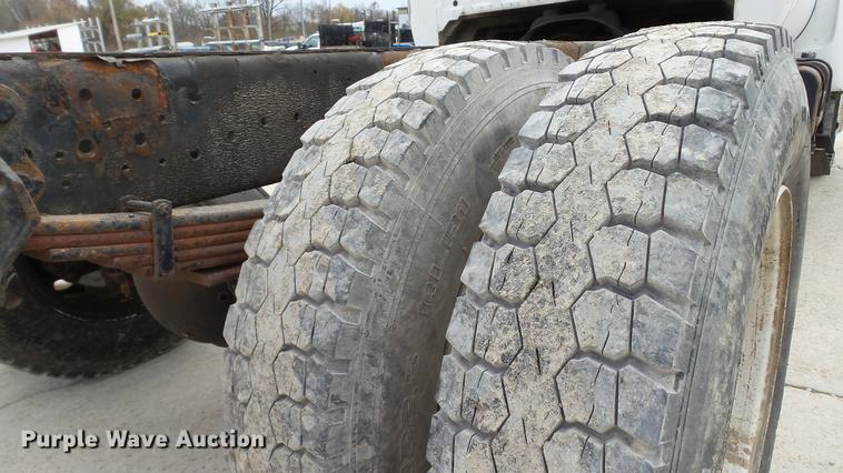 image for item DE4985 2000 Ford F650 Super Duty XL truck cab and chassis