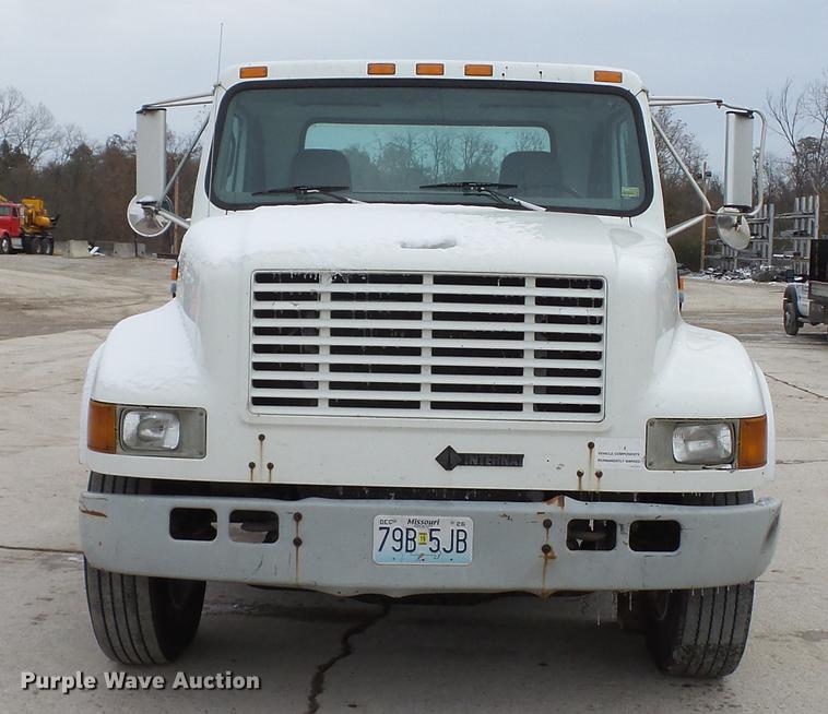 image for item DE4986 1998 International 4700 flatbed truck