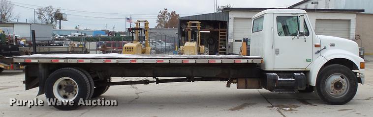 image for item DE4986 1998 International 4700 flatbed truck