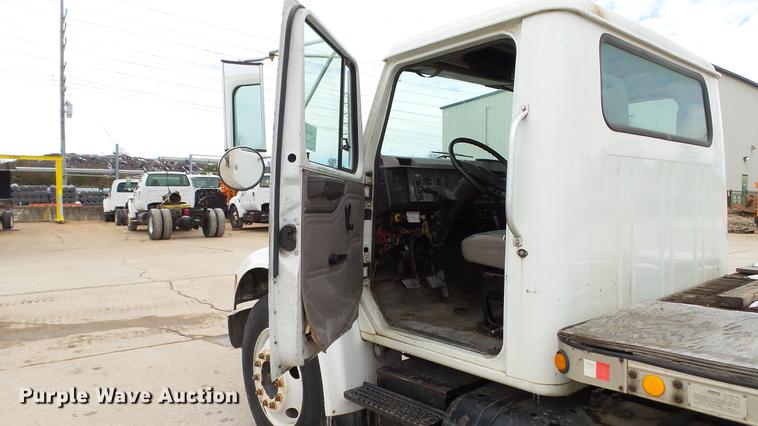 image for item DE4986 1998 International 4700 flatbed truck