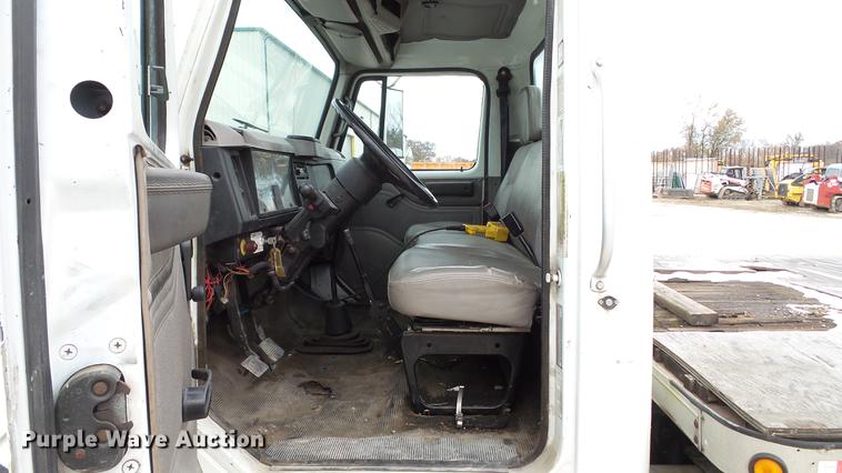 image for item DE4986 1998 International 4700 flatbed truck