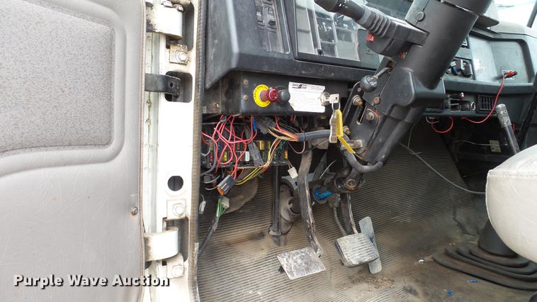 image for item DE4986 1998 International 4700 flatbed truck