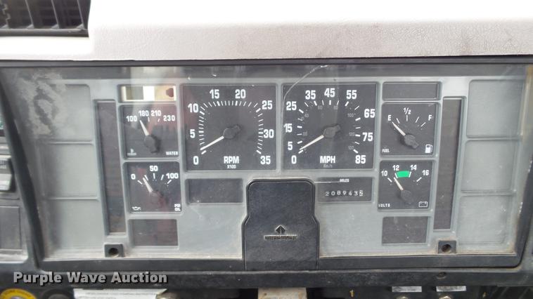 image for item DE4986 1998 International 4700 flatbed truck