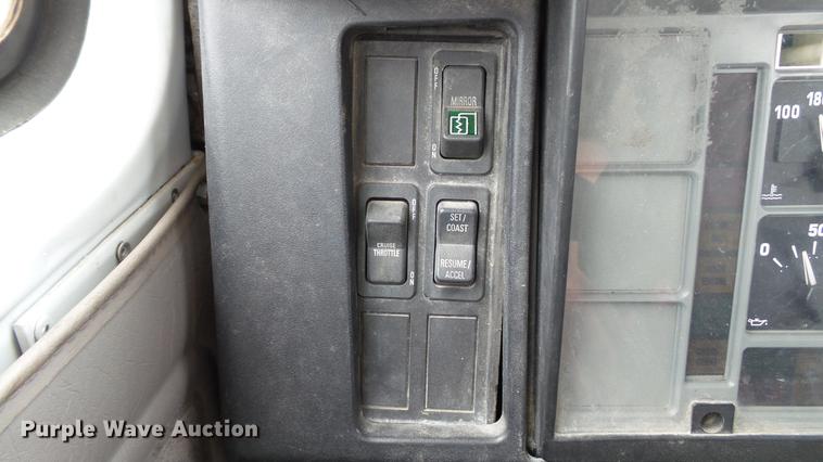 image for item DE4986 1998 International 4700 flatbed truck