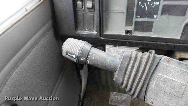 image for item DE4986 1998 International 4700 flatbed truck