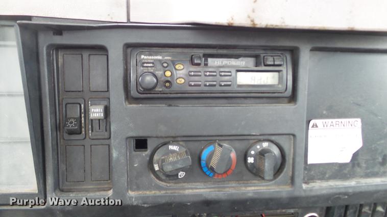 image for item DE4986 1998 International 4700 flatbed truck