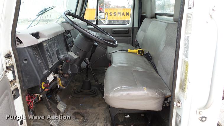 image for item DE4986 1998 International 4700 flatbed truck