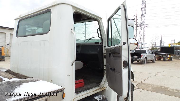 image for item DE4986 1998 International 4700 flatbed truck