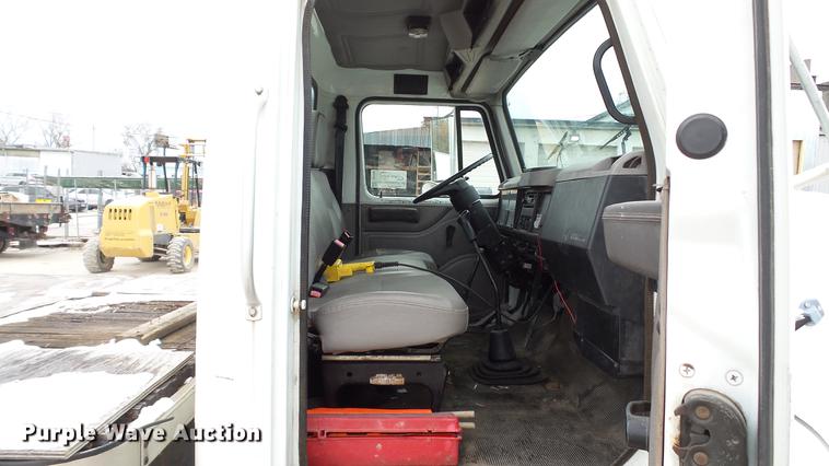 image for item DE4986 1998 International 4700 flatbed truck