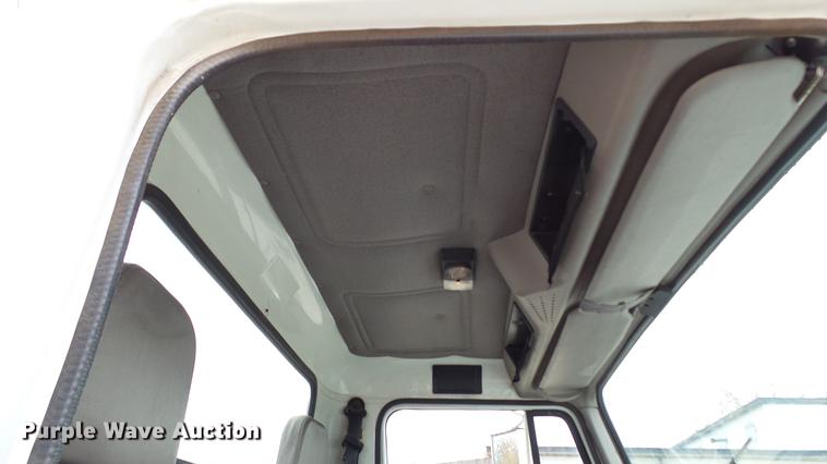 image for item DE4986 1998 International 4700 flatbed truck