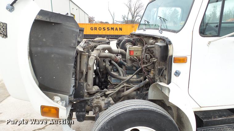 image for item DE4986 1998 International 4700 flatbed truck