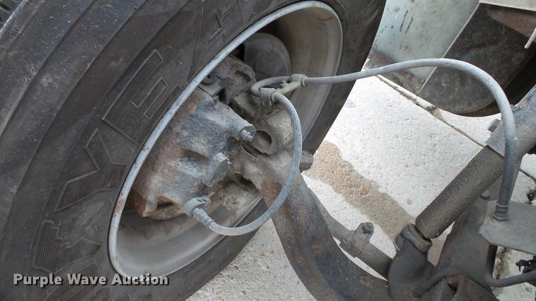 image for item DE4986 1998 International 4700 flatbed truck