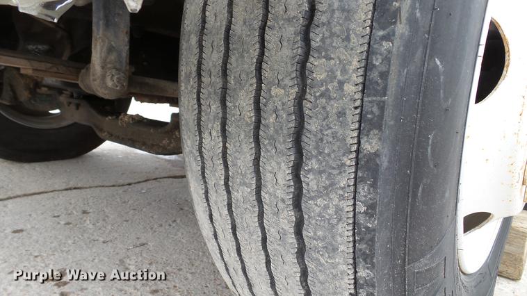 image for item DE4986 1998 International 4700 flatbed truck