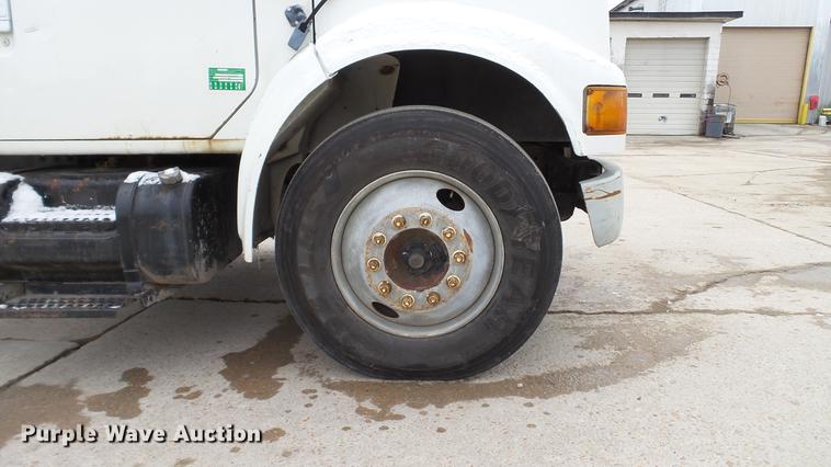 image for item DE4986 1998 International 4700 flatbed truck