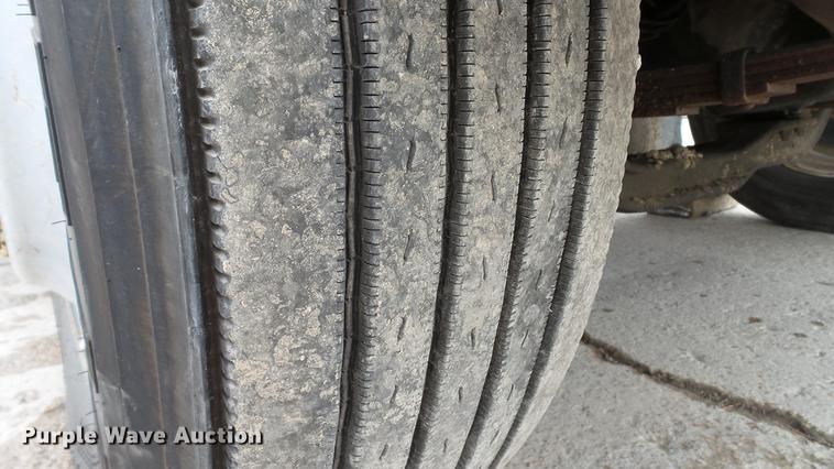 image for item DE4986 1998 International 4700 flatbed truck