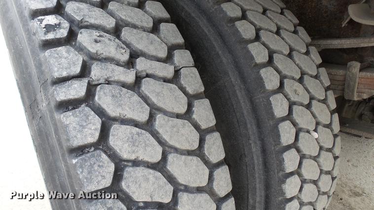 image for item DE4986 1998 International 4700 flatbed truck