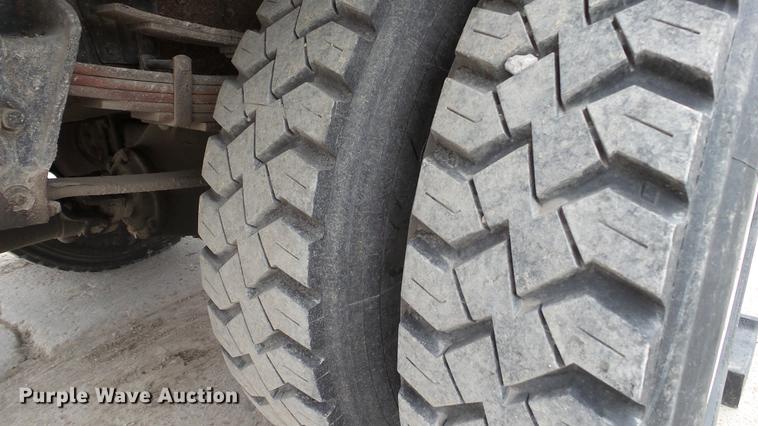 image for item DE4986 1998 International 4700 flatbed truck