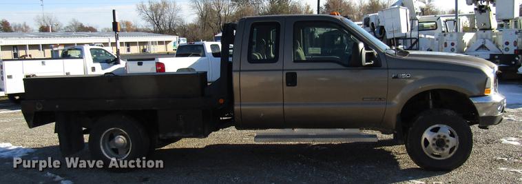 image for item DE5925 2002 Ford F350 Super Duty SuperCab flatbed pickup truck