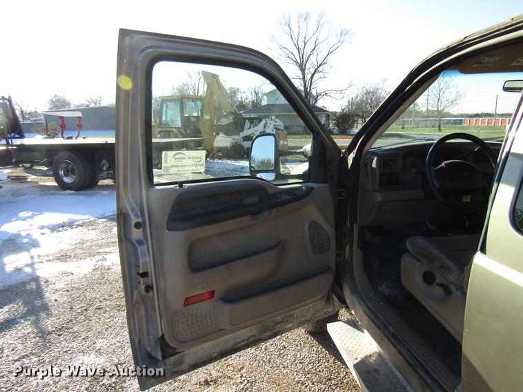 image for item DE5925 2002 Ford F350 Super Duty SuperCab flatbed pickup truck