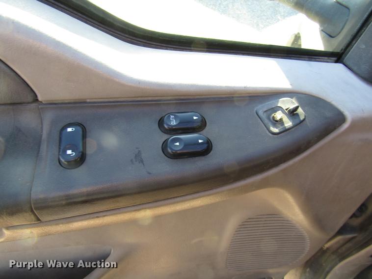 image for item DE5925 2002 Ford F350 Super Duty SuperCab flatbed pickup truck