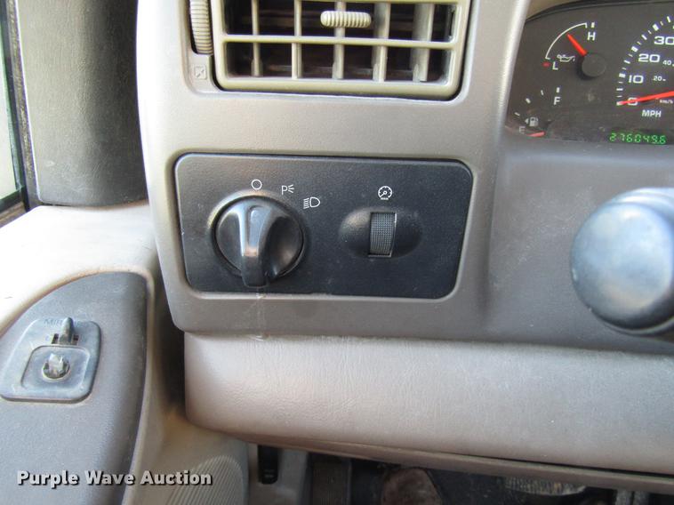 image for item DE5925 2002 Ford F350 Super Duty SuperCab flatbed pickup truck