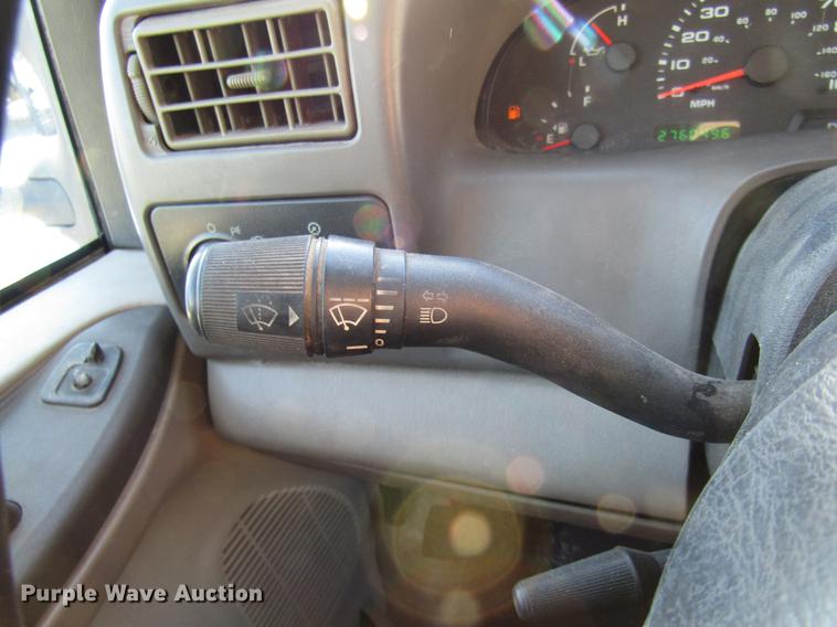 image for item DE5925 2002 Ford F350 Super Duty SuperCab flatbed pickup truck