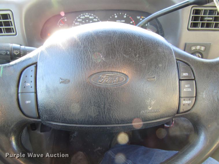 image for item DE5925 2002 Ford F350 Super Duty SuperCab flatbed pickup truck