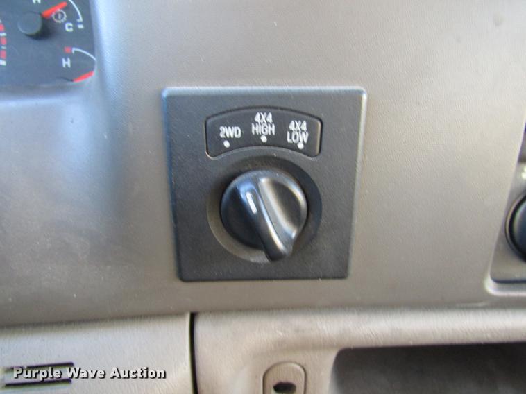 image for item DE5925 2002 Ford F350 Super Duty SuperCab flatbed pickup truck