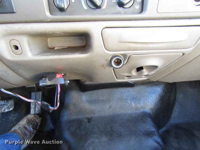 image for item DE5925 2002 Ford F350 Super Duty SuperCab flatbed pickup truck