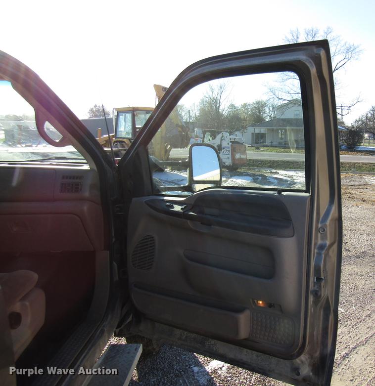 image for item DE5925 2002 Ford F350 Super Duty SuperCab flatbed pickup truck