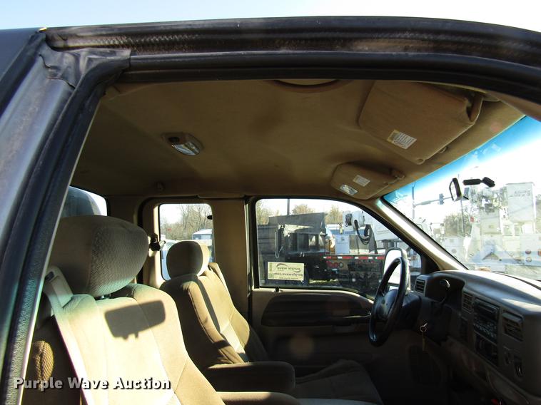 image for item DE5925 2002 Ford F350 Super Duty SuperCab flatbed pickup truck