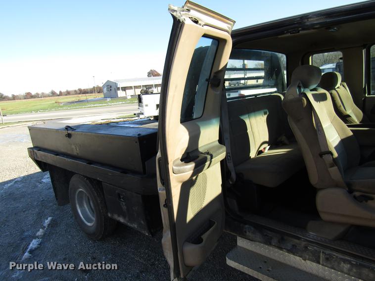 image for item DE5925 2002 Ford F350 Super Duty SuperCab flatbed pickup truck