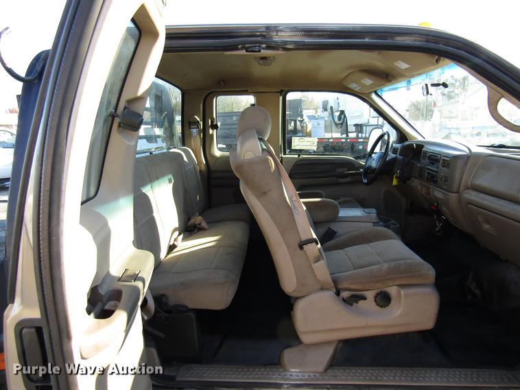 image for item DE5925 2002 Ford F350 Super Duty SuperCab flatbed pickup truck