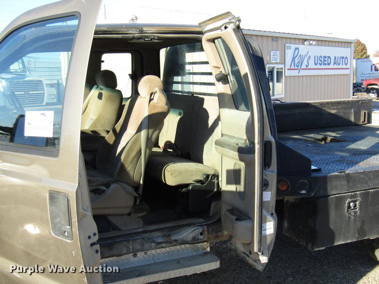 image for item DE5925 2002 Ford F350 Super Duty SuperCab flatbed pickup truck