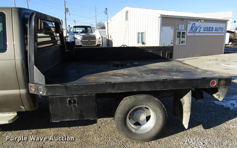 image for item DE5925 2002 Ford F350 Super Duty SuperCab flatbed pickup truck