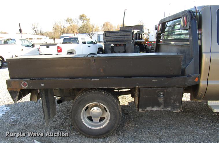 image for item DE5925 2002 Ford F350 Super Duty SuperCab flatbed pickup truck