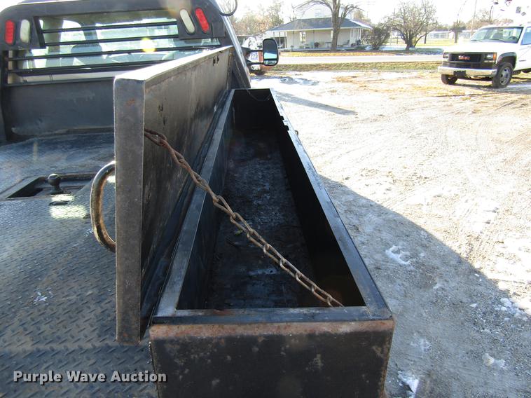 image for item DE5925 2002 Ford F350 Super Duty SuperCab flatbed pickup truck