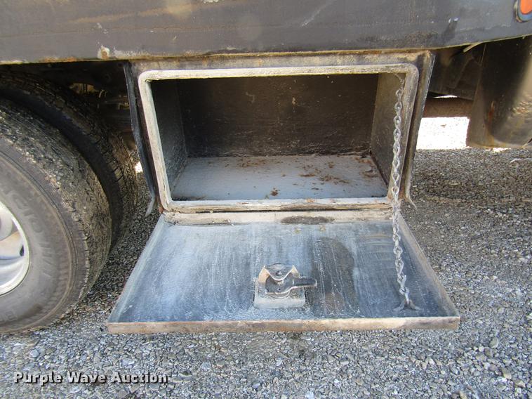 image for item DE5925 2002 Ford F350 Super Duty SuperCab flatbed pickup truck