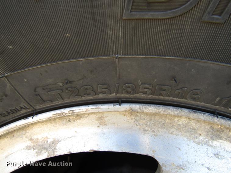 image for item DE5925 2002 Ford F350 Super Duty SuperCab flatbed pickup truck