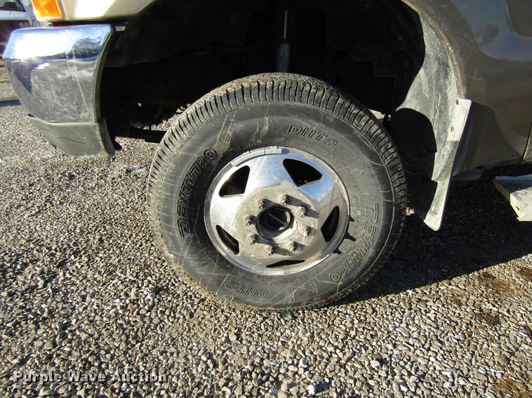 image for item DE5925 2002 Ford F350 Super Duty SuperCab flatbed pickup truck