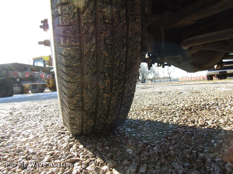 image for item DE5925 2002 Ford F350 Super Duty SuperCab flatbed pickup truck