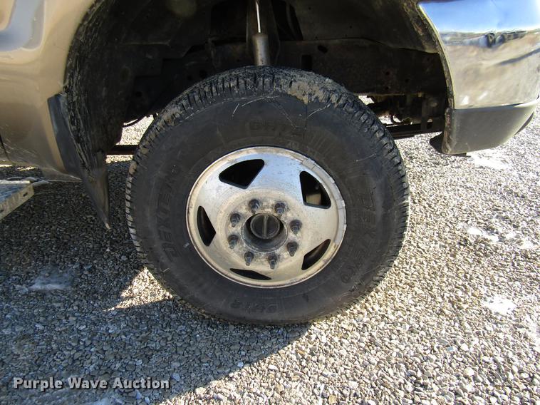 image for item DE5925 2002 Ford F350 Super Duty SuperCab flatbed pickup truck