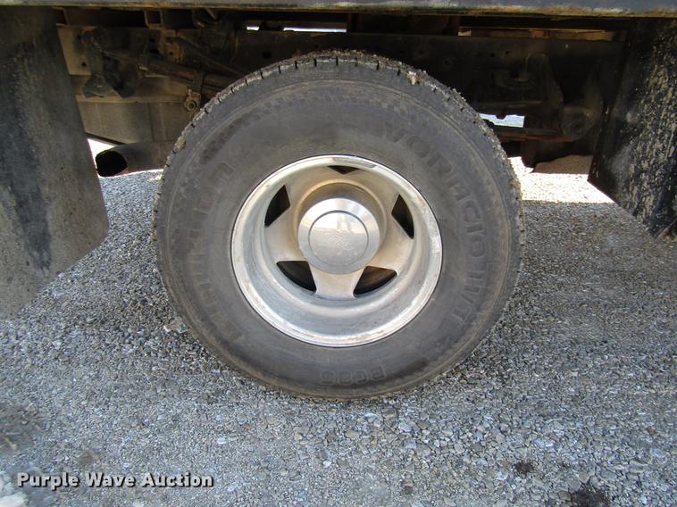 image for item DE5925 2002 Ford F350 Super Duty SuperCab flatbed pickup truck