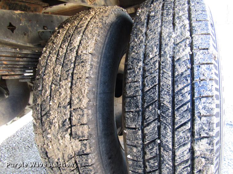 image for item DE5925 2002 Ford F350 Super Duty SuperCab flatbed pickup truck