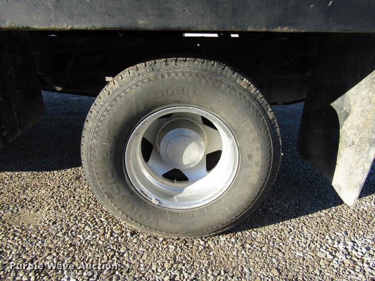 image for item DE5925 2002 Ford F350 Super Duty SuperCab flatbed pickup truck