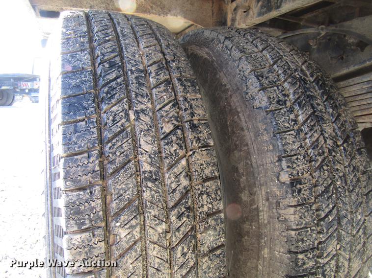 image for item DE5925 2002 Ford F350 Super Duty SuperCab flatbed pickup truck