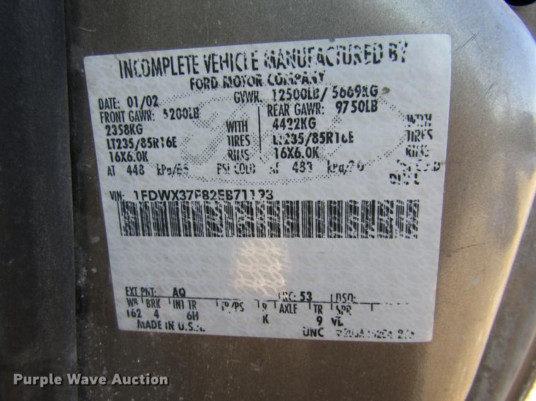 image for item DE5925 2002 Ford F350 Super Duty SuperCab flatbed pickup truck