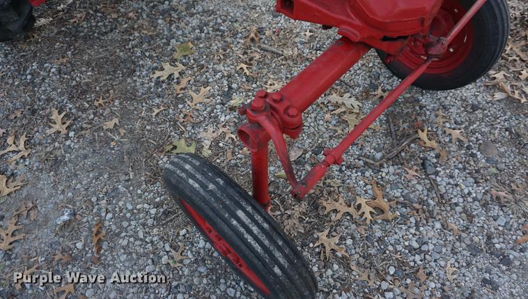 image for item DF1643 1957 Farmall Cub tractor