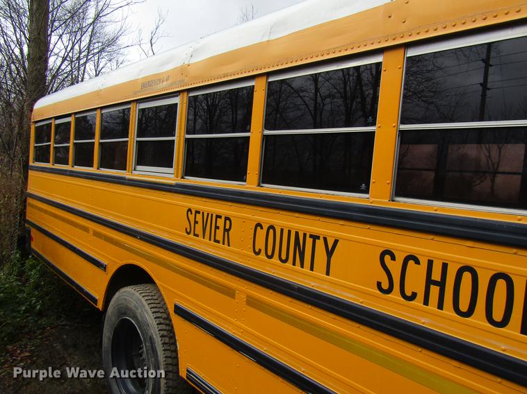 image for item DF3892 2000 International 3000 AmTran school bus